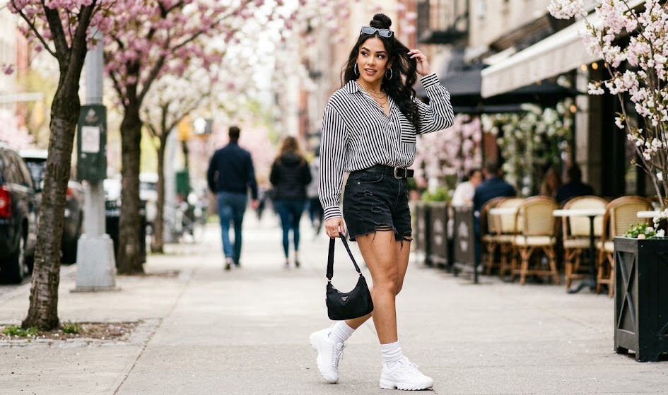 stripe shirt outfit ideas for women in spring third styling look